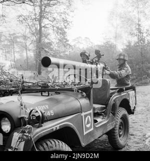 Original-Bildunterschrift: 3000 amerikannische Soldaten im Frühjahrsmanöver - Seit gestern ist der Berlner Grunewald Wider Schlachtfeld und die beiden US-Kampfgruppen trainieren mt Platzpatronen und hochexploiver Übungsmunition für den Angriffs- und auch für den Verteijdigungsfall, Berlin, Deutschland, 1961. Foto Stock