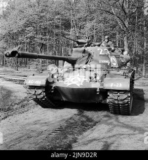 Original-Bildunterschrift: 3000 amerikannische Soldaten im Frühjahrsmanöver - Seit gestern ist der Berlner Grunewald Wider Schlachtfeld und die beiden US-Kampfgruppen trainieren mt Platzpatronen und hochexploiver Übungsmunition für den Angriffs- und auch für den Verteijdigungsfall, Berlin, Deutschland, 1961. Foto Stock