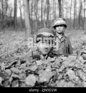 Original-Bildunterschrift: 3000 amerikannische Soldaten im Frühjahrsmanöver - Seit gestern ist der Berlner Grunewald Wider Schlachtfeld und die beiden US-Kampfgruppen trainieren mt Platzpatronen und hochexploiver Übungsmunition für den Angriffs- und auch für den Verteijdigungsfall, Berlin, Deutschland, 1961. Foto Stock