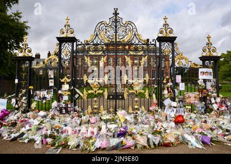 Principessa Diana 20th anniversario, Tributi sono stati lasciati al Golden Gates, Kensington Palace in memoria della principessa Diana che morì a Parigi il 31.08.97. Kensington Gardens, Londra. REGNO UNITO Foto Stock