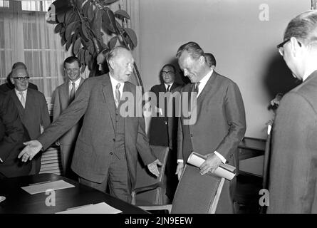 Original-Bildunterschrift: Bundeskanzler Dr. Konrad Adenauer in Berlin - zu einer vertraulichen Besprechung mit dem Senat von Berlin begab sich heute Dr. Adenauer direkt vom Flughafen aus in das Rathaus Schöneberg, Berlin, Deutschland 1961. Foto Stock