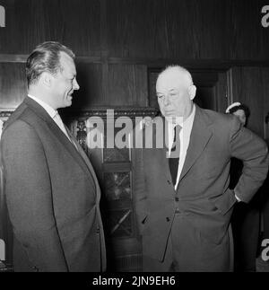 Original-Bildunterschrift: Empfang beim Regierenden Bürgermeister - Jean Renoir, der zu den Filmfestspielen in Berlin weilt, wurde heute nachmittag vom Regierenden Bürgermeister Willy Brandt empfangen, Berlin, Deutschland 1959. Foto Stock