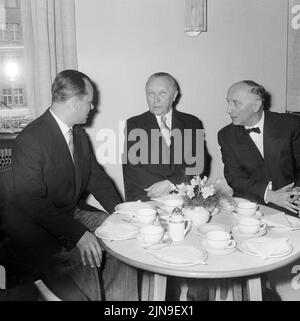 Original-Bildunterschrift: Bundeskanzler Adenauer in Berlin - im Schöneberger Rathaus v.l.n.r.: Parlamentspräsident Willy Brandt, Bundeskanzler Konrad Adenauer und der Regierende Bürgermeister Dr. Otto Suhr, Berlino, Germania 1955. Foto Stock