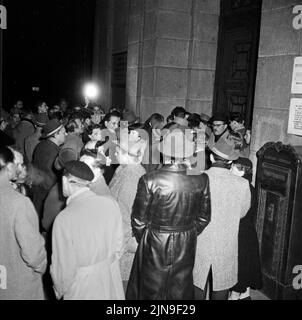 Heute wählt West-Berlin - Auch vor der Tür warten Journalisten und Publikum gespannt auf die Auszählung des Wahlergebnisses, Berlin, Deutschland 1958. Foto Stock