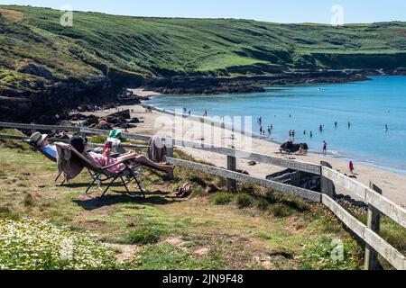 Dunworley, West Cork, Irlanda. 10th ago 2022. Le temperature raggiunsero le 23C di questa mattina a Dunworley Beach a West Cork. Molti abitanti del luogo e turisti hanno approfittato del clima caldo e della marea per godersi una giornata in spiaggia. Credit: AG News/Alamy Live News Foto Stock