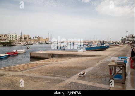 Pesce in vendita sul molo del Porto di Bari Foto Stock