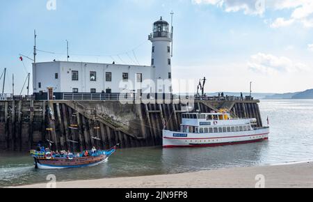 Il battello a vapore Regal Lady Pleasure ormeggiato vicino al faro di Scarborough Foto Stock