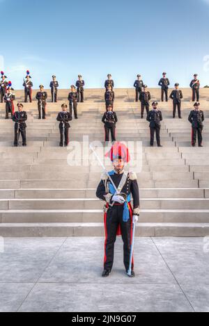 Siracusa Sicilia Italia - Giugno 06 2022: Carabinieri si è schierato in occasione della loro celebrazione storica sotto gli ordini di un ufficiale schierato Foto Stock