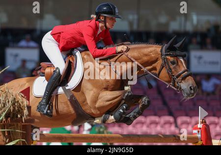 Herning, Danimarca. 10th ago 2022. Sport equestre: Campionato del mondo, salto spettacolo. Mostra il ponticello Jana Wargers (Germania) cavalca Limbridge. Credit: Friso Gentsch/dpa/Alamy Live News Foto Stock