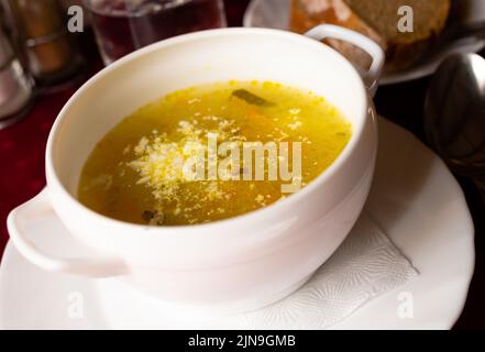 zuppa con sottaceti e orzo. sottaceti Foto Stock