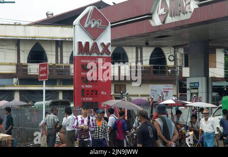 Yangon, Myanmar. 10th ago 2022. Un cartellone che indica i prezzi del carburante è visto di fronte ad un distributore di benzina a Yangon, Myanmar, 10 agosto 2022. I prezzi della benzina e del diesel del Myanmar sono aumentati circa 3 per cento dai prezzi una settimana prima, prima che la banca centrale del Myanmar abbia cambiato i relativi tassi di cambio di riferimento, i dati ufficiali hanno indicato martedì.ANDARE CON 'benzina, i prezzi del diesel su intorno 3 pct nel Myanmar 'accreditamento: MYO Kyaw Soe/Xinhua/Alamy Live News Foto Stock