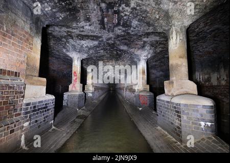 Digbeth, Birmingham, Inghilterra, 10 agosto 2022. - Questi tunnel vittoriani sono stati rivelati come il livello dell'acqua è sceso molto nel centro di Birmingham. Il canale sotterraneo fu costruito nel 1890 per deviare il fiume Rea attraverso il centro industriale di Birmingham. Oggi il tombino funge da drenaggio delle tempeste, durante il tempo umido si innalza fino al soffitto. Nonostante le temperature calde all'esterno, è molto fresco sottoterra. Fig. Per credito: Interrompi stampa Media/Alamy Live News Foto Stock