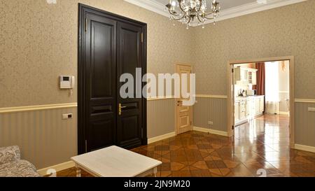 Una grande camera elegante in casa con soffitti alti e un bel pavimento. Foto Stock