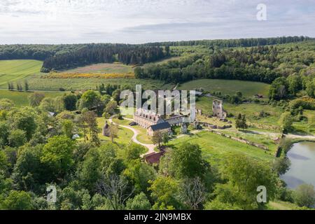 Francia, Eure, Lisors, Abbazia di Notre Dame de Mortemer, abbazia cistercense del 12th secolo (vista aerea) // Francia, Eure (27), Lisors, abbaye Notre-Dame Foto Stock