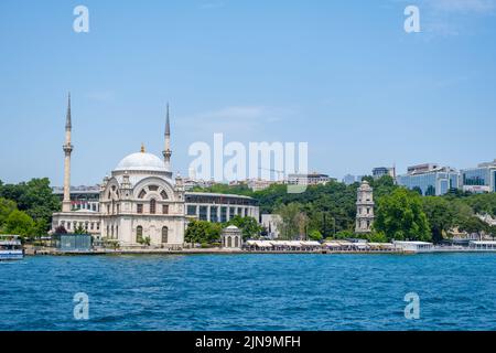 La moschea Dolmabahce vista dal Bosforo - Istanbul, Turchia Foto Stock