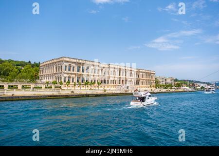 Istanbul, Turchia - 29 maggio 2022: Palazzo Beylerbeyi sulla riva dello stretto del Bosforo a Istanbul, Turchia Foto Stock