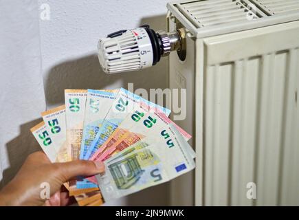 Immagine simbolica e illustrazione i costi di riscaldamento sono in costante aumento a causa dell'aumento del prezzo del petrolio e del gas di riscaldamento al 09 agosto 2022 a Marktoberdorf © Peter Schatz / Alamy Live News MR=Sì, modello rilasciato Foto Stock