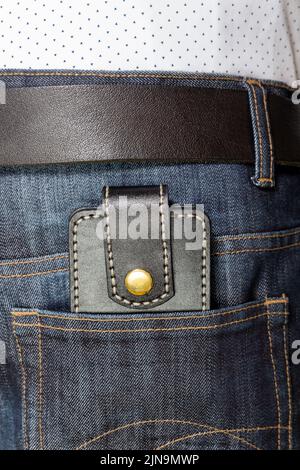 Custodia porta carte di credito artigianale di lusso in pelle. Scatola in pelle nera per carte di credito nella tasca posteriore dei jeans. Foto Stock