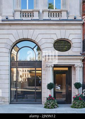 Entrata e facciata della strada in Piazza San Giacomo. 30 St James' Square, Londra, Regno Unito. Architetto: Eric Parry Architects Ltd, 2021. Foto Stock