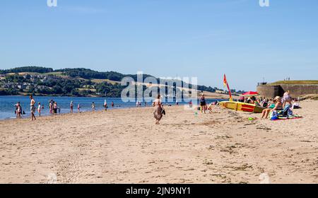 Dundee, Tayside, Scozia, Regno Unito. 10th ago 2022. UK Meteo: L'ondata di caldo di agosto continua nel Nord-Est della Scozia, con alti di 24°C. Al mattino gli amanti della spiaggia si affollano alla spiaggia Broughty Ferry di Dundee per godersi il caldo e glorioso sole e prendere il sole sulla spiaggia. Credit: Dundee Photographics/Alamy Live News Foto Stock