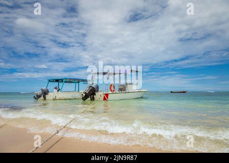 Cielo spettacolare sulla spiaggia con motoscafo, Negril Seven Mile Beach, Giamaica Foto Stock