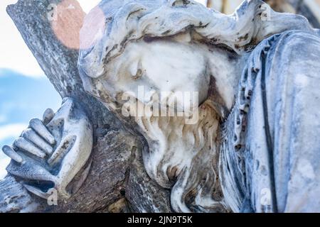 Angelo serafini triste cercando perdono e speranza di giorni migliori Foto Stock