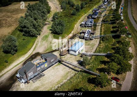 2022-08-10 14:59:34 BENEDEN-Leeuwen - Una foto drone di case a secco nel Waal vicino Beneden-Leeuwen. L'acqua nel fiume è estremamente bassa, il che ostacola il traffico marittimo. A causa della siccità in corso, i Paesi Bassi hanno ufficialmente una carenza di acqua. ANP / Hollandse Hoogte / Rob Engelaar paesi bassi fuori - belgio fuori Foto Stock