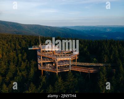 Una torre di avvistamento di montagna Stezka Valaska nella riserva naturale di Beskydy nella Repubblica Ceca Foto Stock