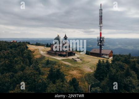 Veduta aerea di Radhost a Beskydy nella Repubblica Ceca Foto Stock