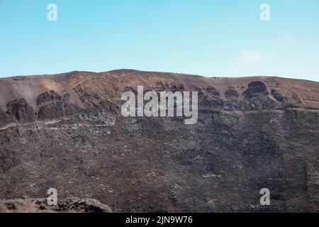 Primi piani intorno al cono in cima al Vesuvio Italia che mostra i diversi strati di roccia rivolti verso la bocca chiusa. Foto Stock