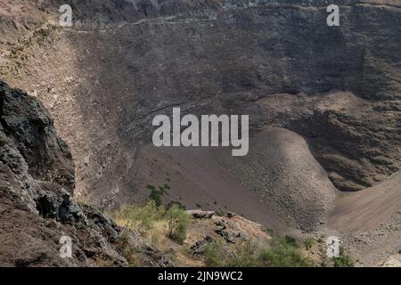 Primi piani intorno al cono in cima al Vesuvio Italia che mostra i diversi strati di roccia rivolti verso la bocca chiusa. Foto Stock