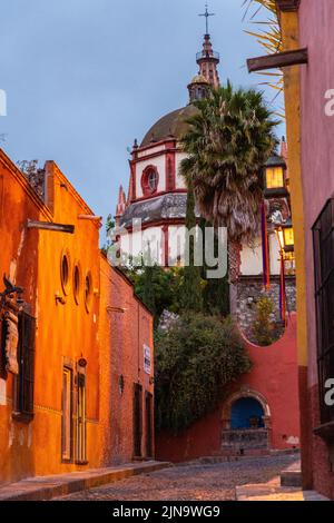 Vista di mattina presto della Calle Aldama di ciottoli della torre barque originale di Parroquia de San Miguel Arcangel nel centro storico della città di San Miguel de Allende, Messico. Foto Stock