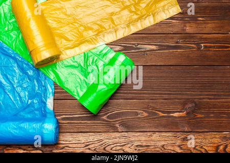 Diversi sacchetti di plastica su sfondo di legno. Foto Stock