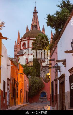 Vista di mattina presto della Calle Aldama di ciottoli della torre barque originale di Parroquia de San Miguel Arcangel nel centro storico della città di San Miguel de Allende, Messico. Foto Stock