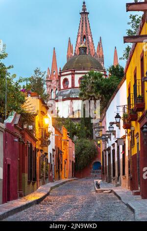 Vista di mattina presto della Calle Aldama di ciottoli della torre barque originale di Parroquia de San Miguel Arcangel nel centro storico della città di San Miguel de Allende, Messico. Foto Stock