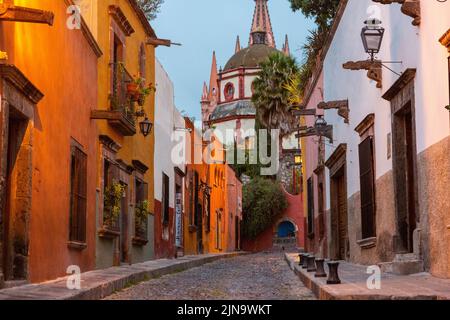 Vista di mattina presto della Calle Aldama di ciottoli della torre barque originale di Parroquia de San Miguel Arcangel nel centro storico della città di San Miguel de Allende, Messico. Foto Stock