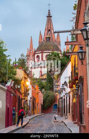 Vista di mattina presto della Calle Aldama di ciottoli della torre barque originale di Parroquia de San Miguel Arcangel nel centro storico della città di San Miguel de Allende, Messico. Foto Stock