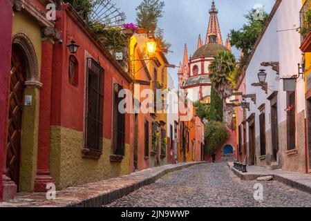 Vista di mattina presto della Calle Aldama di ciottoli della torre barque originale di Parroquia de San Miguel Arcangel nel centro storico della città di San Miguel de Allende, Messico. Foto Stock