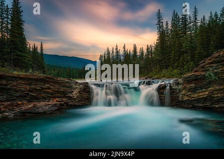 Esposizione lunga Alba estiva alle cascate del fiume Sheep Foto Stock