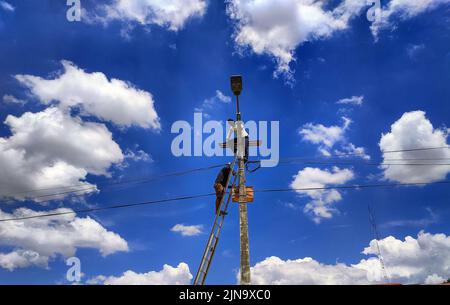 Kathmandu, Bagmati, Nepal. 10th ago 2022. I lavoratori riparano i semafori sulla strada a Kathmandu, Nepal, il 10 agosto 2022. (Credit Image: © Sunil Sharma/ZUMA Press Wire) Foto Stock