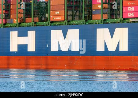 Il logo Hyundai Merchant Marine sul portacontainer HMM Helsinki - Settembre 2020. Foto Stock