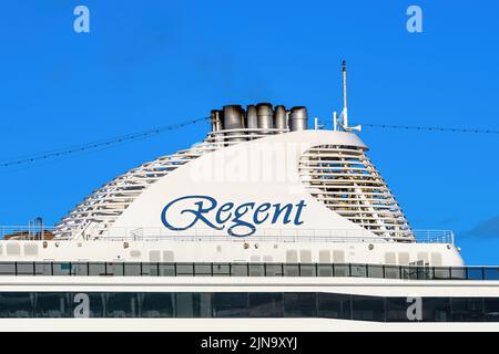 Il Regent Seven Seas Cruises sull'imbuto della nave da crociera Seven Seas Explorer - . Foto Stock