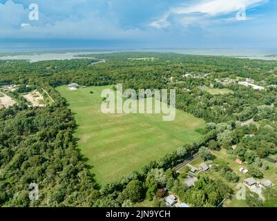 Vista aerea di un grande campo nel centro di Shelter Island, NY Foto Stock