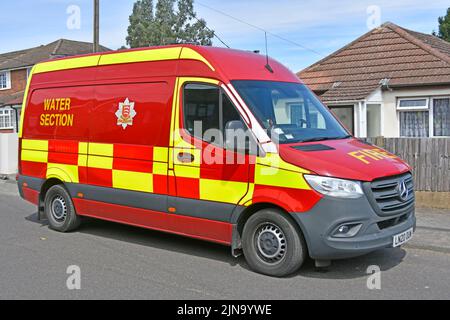 Servizio antincendio e di soccorso Essex Sezione idrica un pulmino rosso Mercedes per vigili del fuoco presso le sedi per mantenere idranti antincendio per qualsiasi emergenza Inghilterra UK Foto Stock