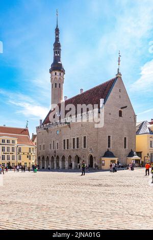 Il municipio del 14th secolo (Tallinna raekoda) nella piazza nella città vecchia di Tallinn, la capitale dell'Estonia Foto Stock