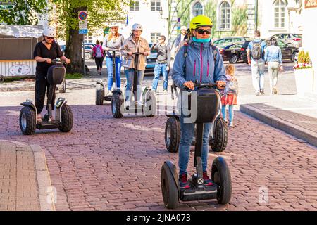 Visite guidate su scooter Segway nella città vecchia di Tallinn, la capitale dell'Estonia Foto Stock