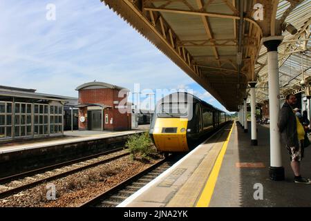 Treno ad alta velocità GWR che arriva alla stazione ferroviaria di taunton somerset inghilterra Regno Unito Foto Stock