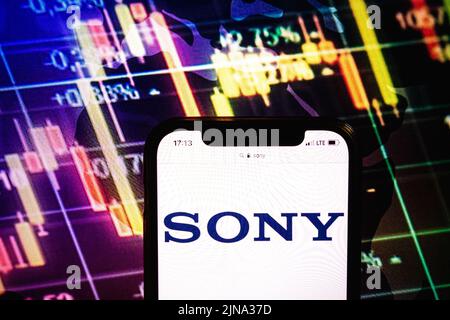 KONSKIE, POLONIA - 09 agosto 2022: Smartphone che mostra il logo della società Sony sullo sfondo del diagramma di borsa Foto Stock