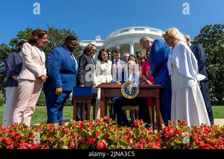 Washington, Stati Uniti d'America. 09th ago 2022. Washington, Stati Uniti d'America. 09 Agosto 2022. Il presidente degli Stati Uniti Joe Biden, circondato dai segni dei legislatori nella legge H.R. 4346, il CHIPS and Science Act del 2022 durante una cerimonia sul prato del sud della Casa Bianca 9 agosto 2022 a Washington, DC credito: Adam Schultz/Casa Bianca Foto/Alamy Live News Foto Stock