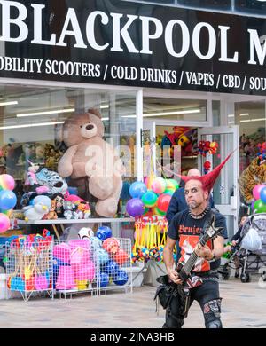 Blackpool, Lancashire, UK Agosto 6 2022 Un chitarrista di strada intrattiene durante il Blackpool Rebellion Punk Festival Foto Stock